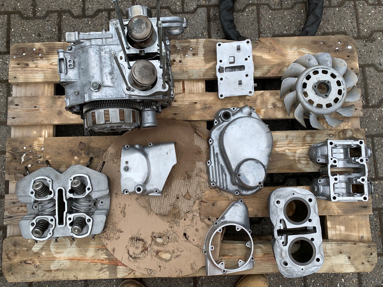 Mit Trockeneis Strahlen gereinigte Fahrzeugteile