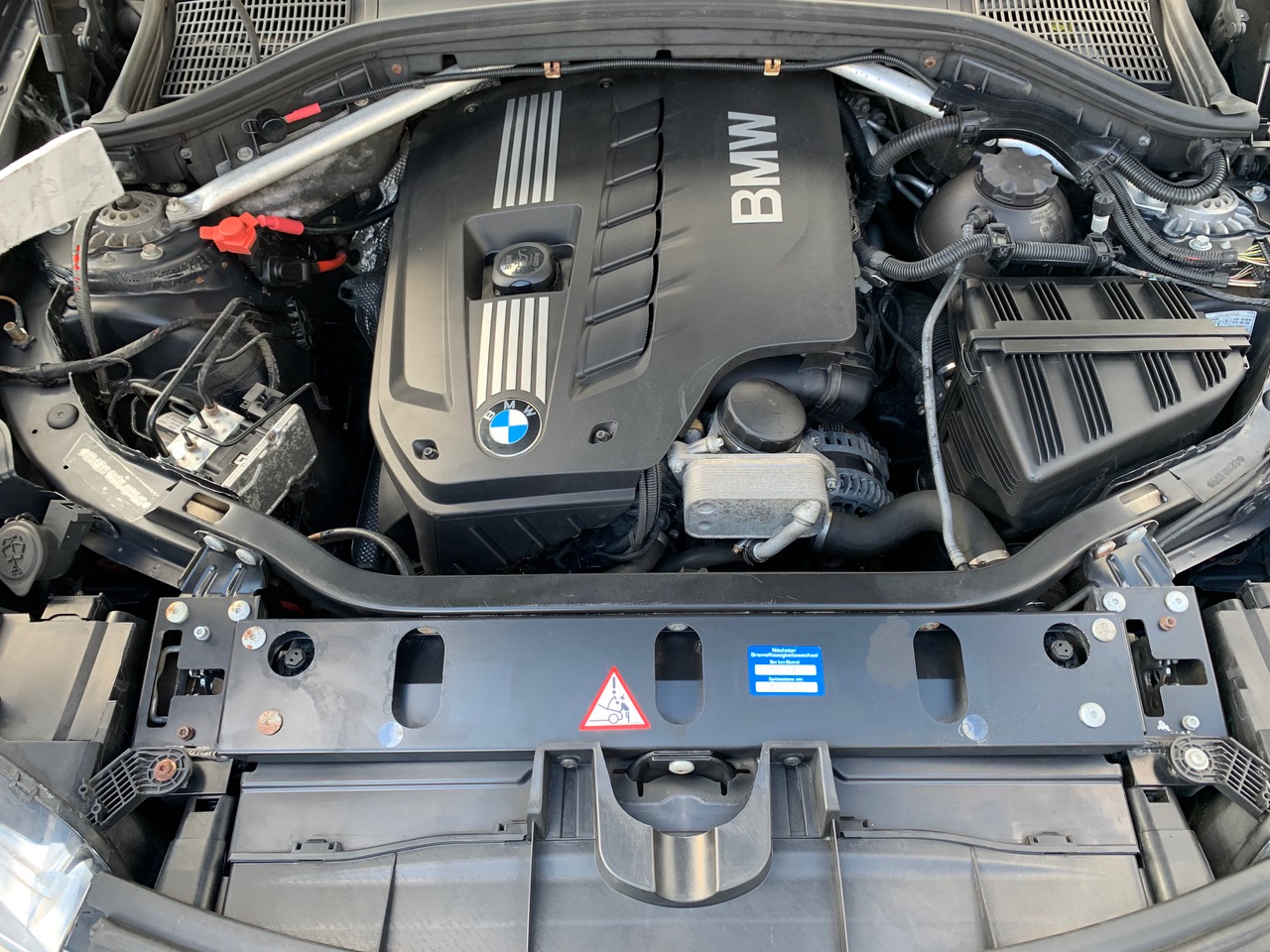 Bild von Motorraum nach der Trockeneisstrahlen Reinigung